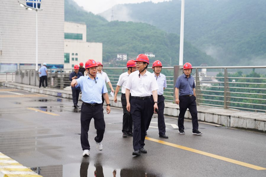 涂山峰在隔河岩大坝检查防洪度汛事情（摄影：杨海青）